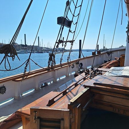 ホテル Historic Wooden Ship 'Ursula' イースト・カウズ エクステリア 写真