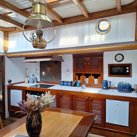 ホテル Historic Wooden Ship 'Ursula' イースト・カウズ エクステリア 写真
